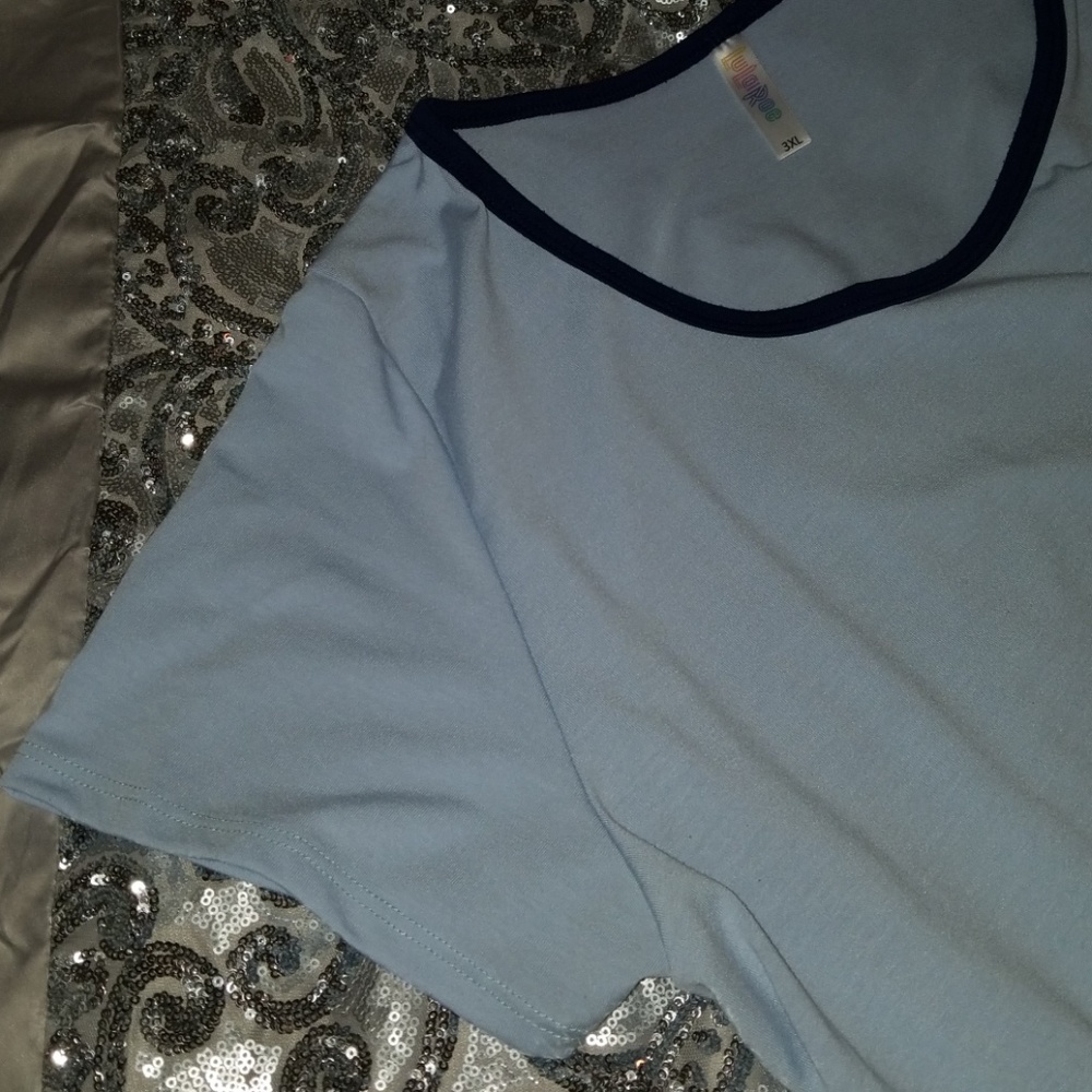 LulaRoe t-shirt (can't remember the lularoe name)